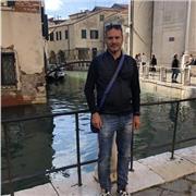Laureato in lingue e letterature straniere